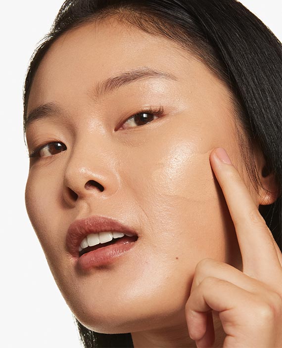 O tom ideal.Na imagem: Modelo com um dedo apontando para seu rosto.