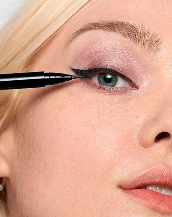 Delineador High Impact™ Easy Liquid Eyeliner